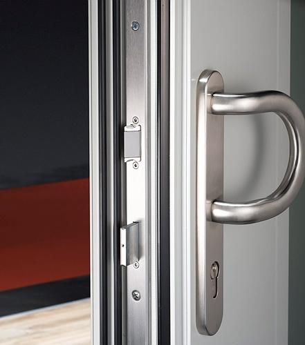 Offene Balkont&uuml;r mit robuster KFV-Mehrfachverriegelung und Softlock-Falle gegen Aufhebeln.