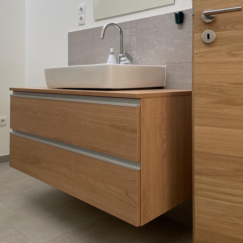 Waschbeckenunterschrank aus Holz nach Maß