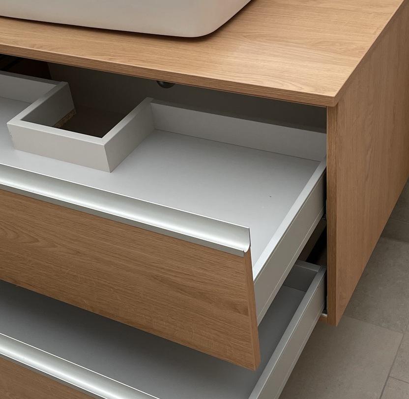 Waschbeckenunterschrank nach Maß mit Schubladen Waschbeckenunterschrank nach Maß aus Holz mit geöffneten Schubladen