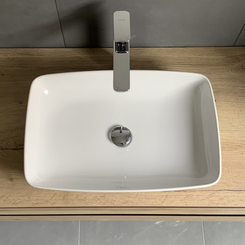 Badmöbel unter Waschbecken aus hellem Holz