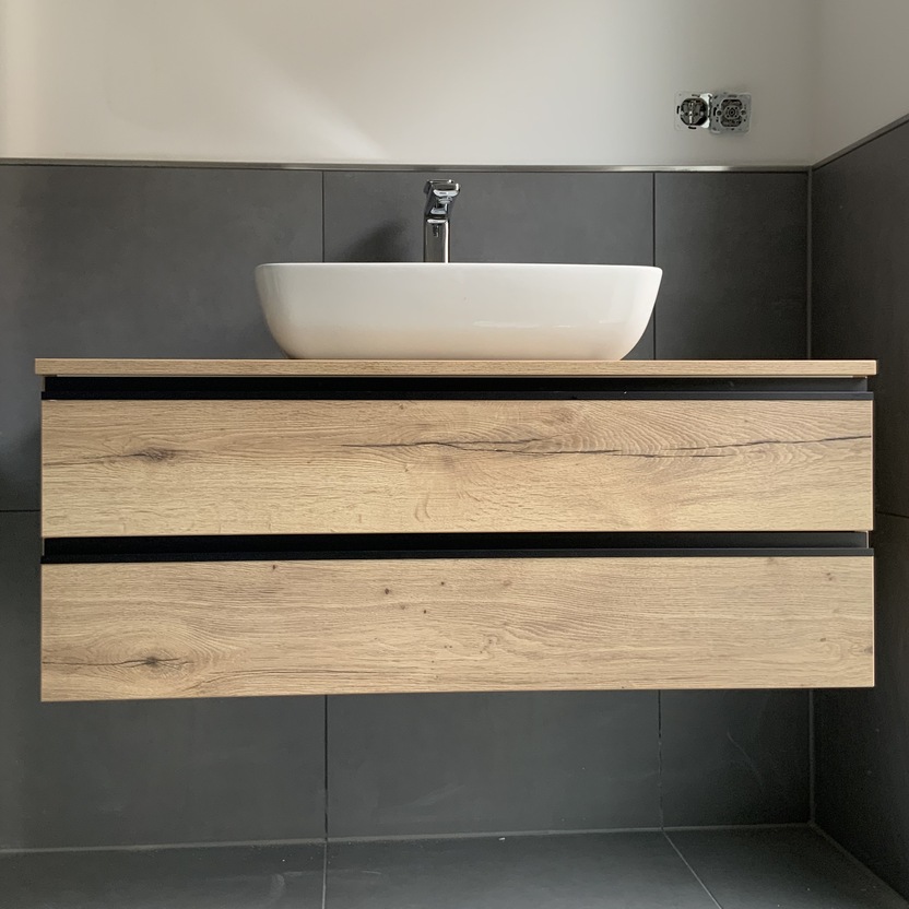 Badschrank unter Waschbecken aus hellem Holz