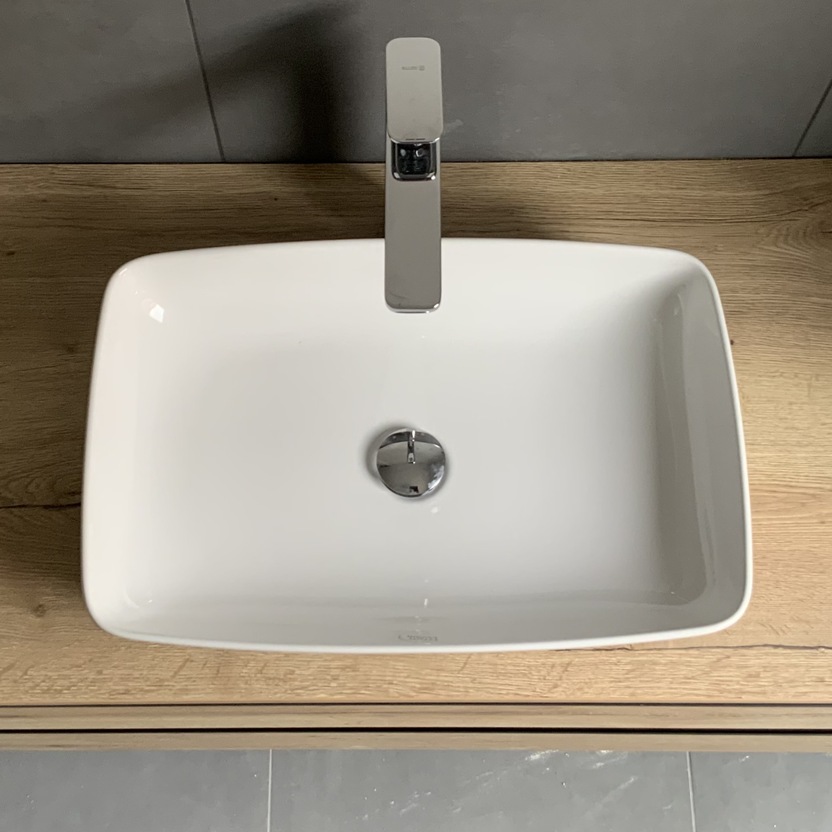 Badmöbel unter Waschbecken aus hellem Holz