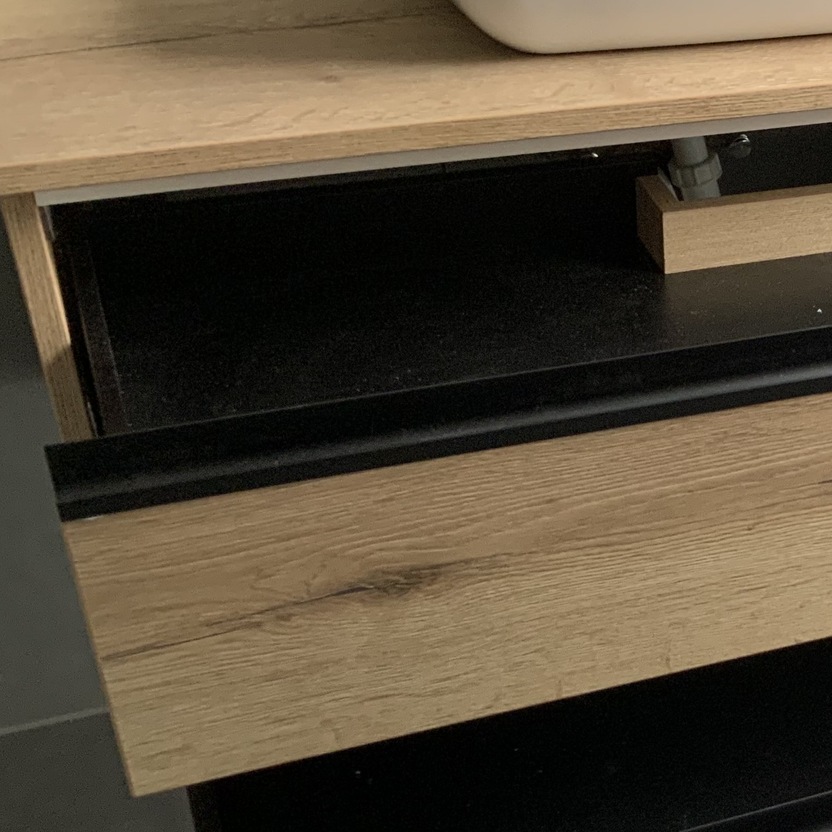 Badschrank mit Schubladen aus hellem Holz