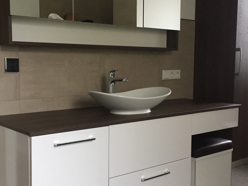 Badmöbel mit weißen Fronten und dunkler Ablage