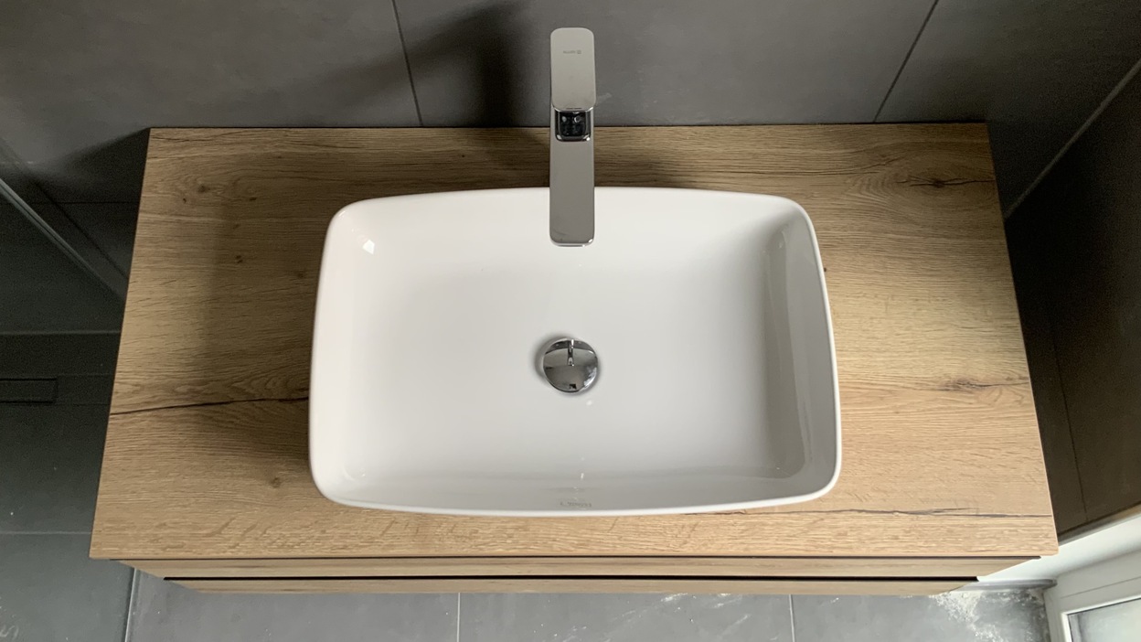 Badmöbel unter Waschbecken aus hellem Holz