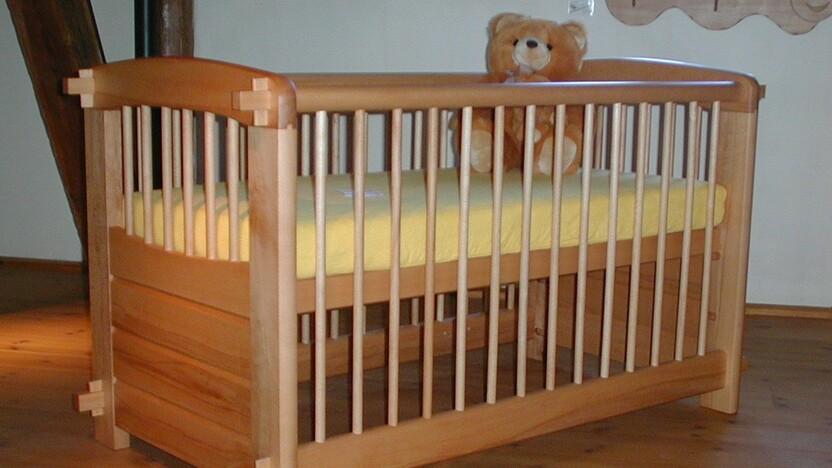 Kinderbett aus Massivholz mit Teddybär