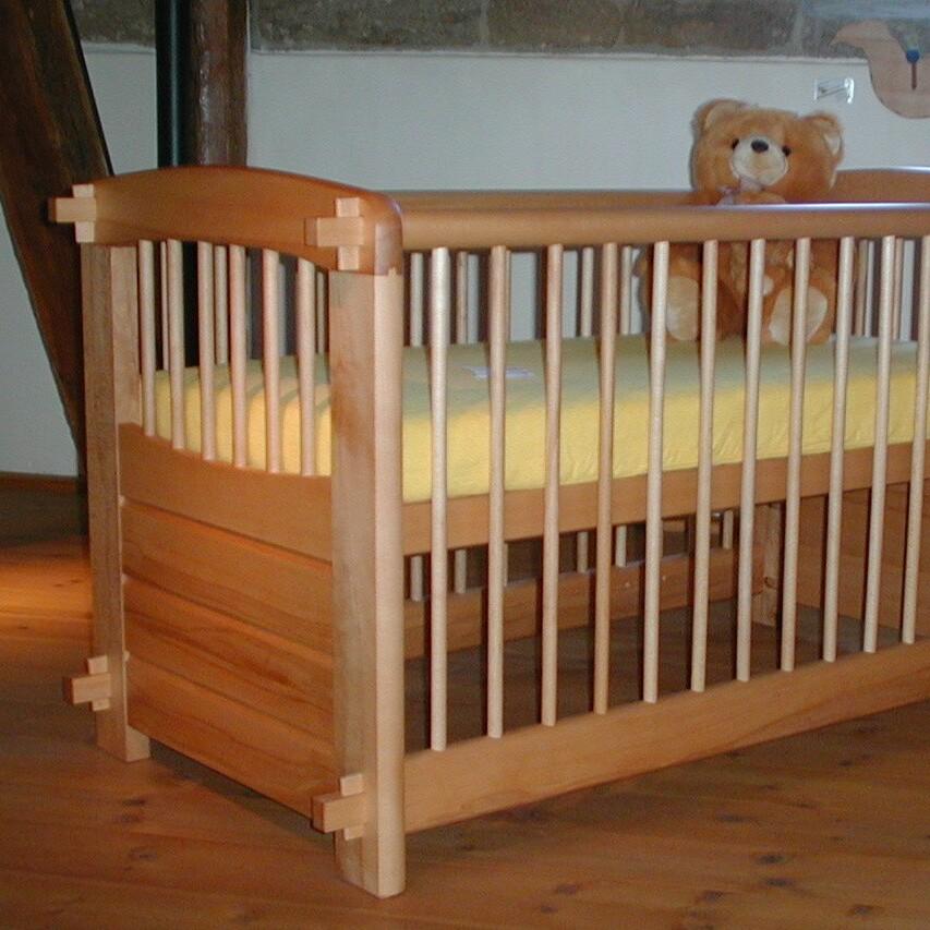 Kinderbett aus Massivholz mit Teddybär