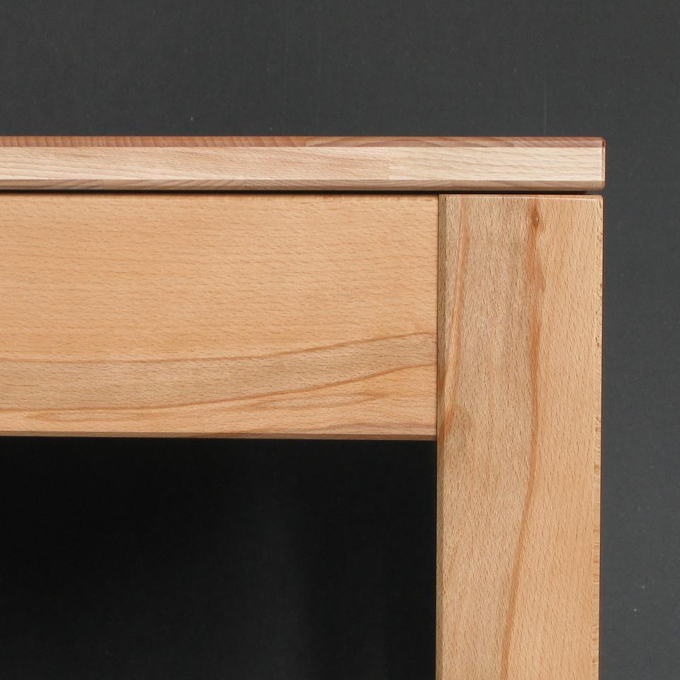 Modernes Tischbein aus heller Buche mit klarer Maserung und präziser Verarbeitung.