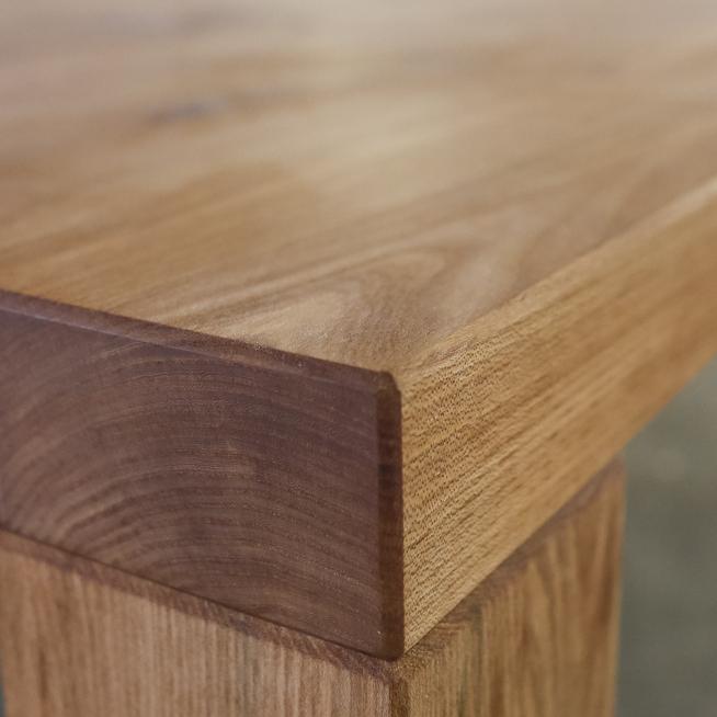 Gro&szlig;er Esstisch aus Massivholz mit ge&ouml;lter Oberfl&auml;che in einer Tischlerei-Werkstatt.