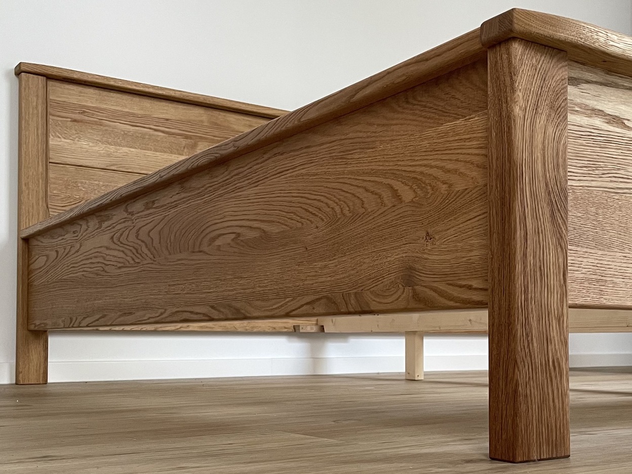 Bett nach Maß aus Massivholz von unten fotografiert