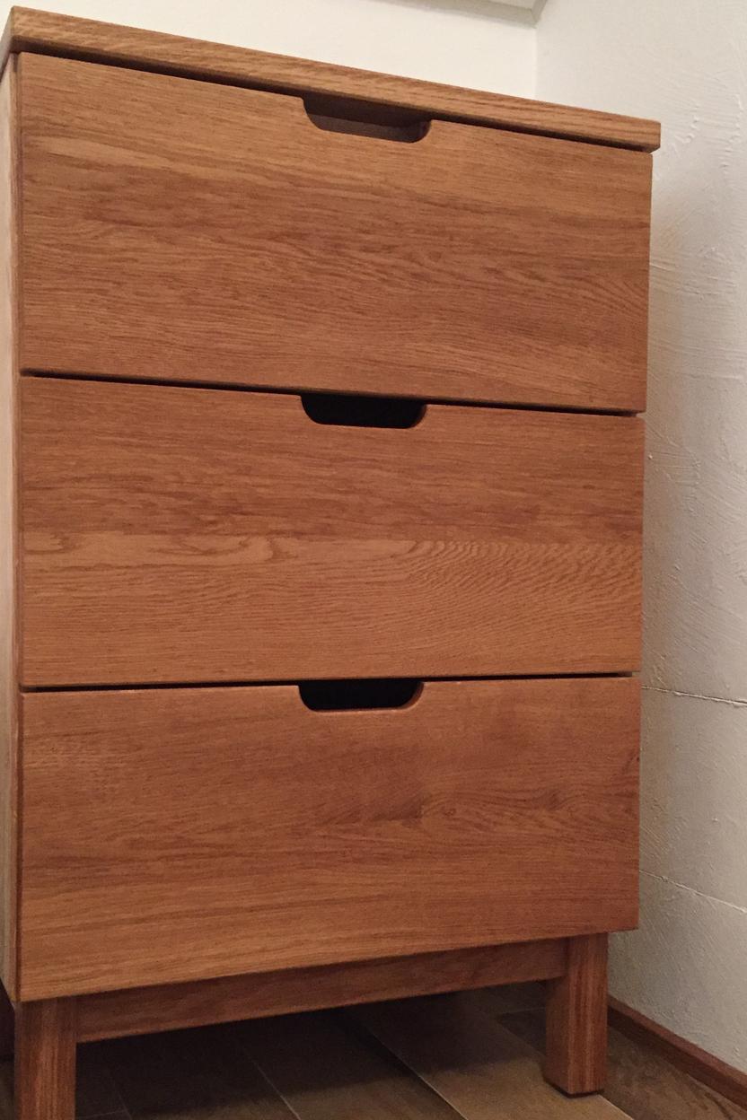 Kleiner Badschrank aus Holz mit Schubladen