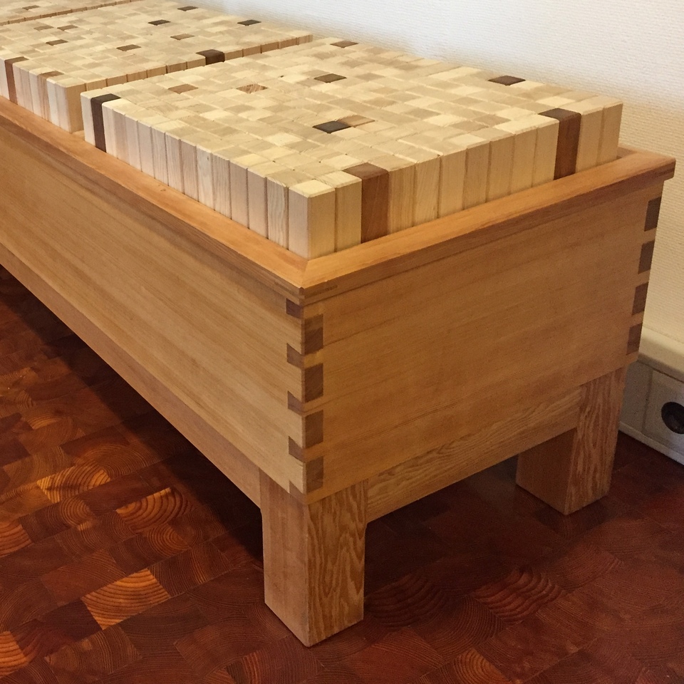 Handgefertigte Sitzbank aus Massivholz mit detailreicher W&uuml;rfelstruktur und Zinkenverbindung.