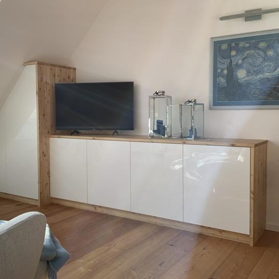 Wohnzimmer mit TV-Möbel Helles Wohnzimmer mit maßgefertigtem TV-Schrank aus Holz und weißen Fronten.