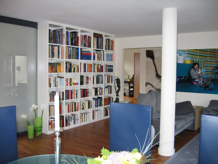 Wohnwand nach Maß Weiße Wohnwand mit Büchern