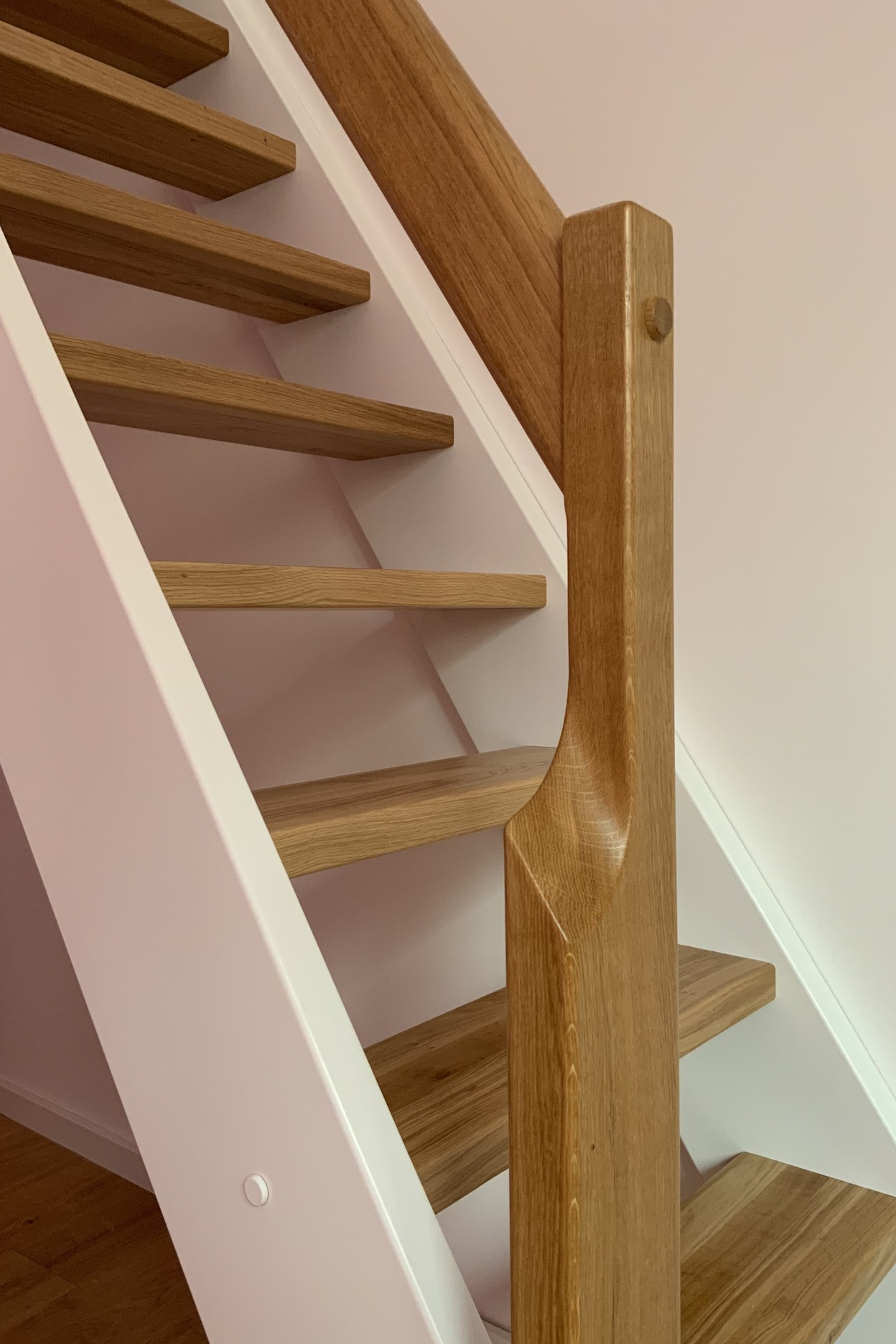 Treppe nach Maß aus Massivholz mit weißem Geländer