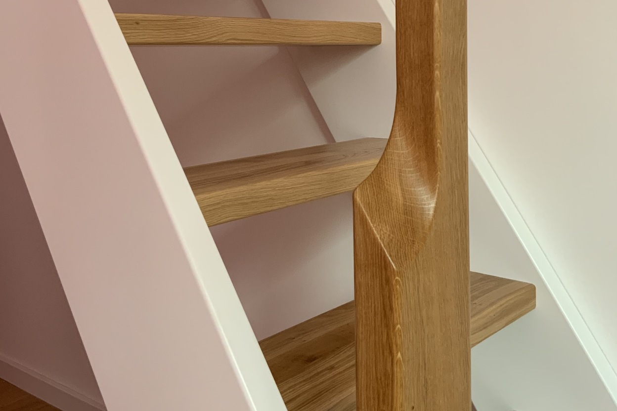 Treppe nach Maß aus Massivholz mit weißem Geländer