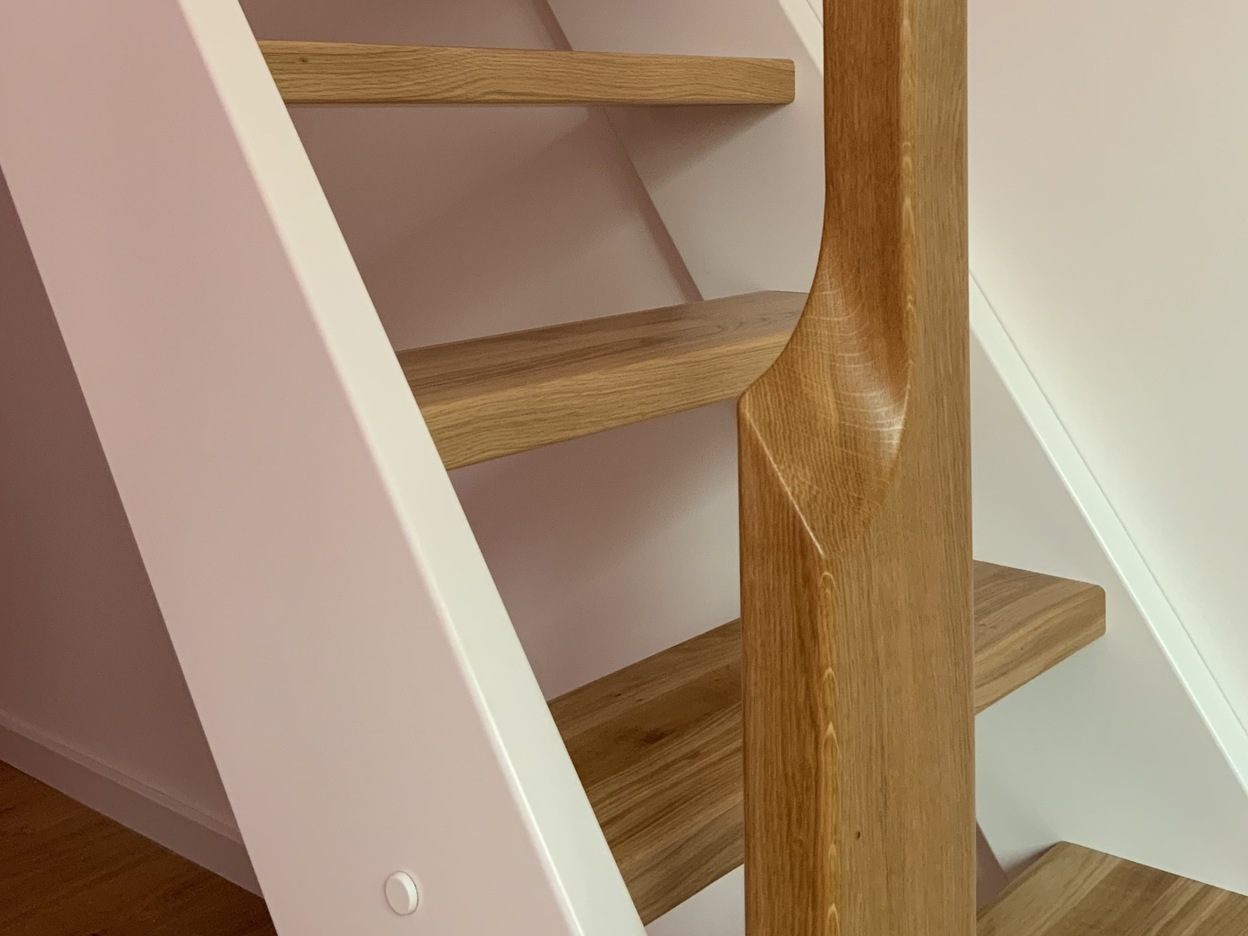 Treppe nach Maß aus Massivholz mit weißem Geländer