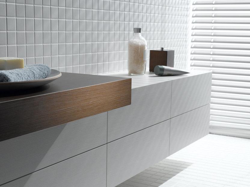 Detailaufnahme eines weißen Waschtischunterschrankes mit dunkler Waschtischplatte