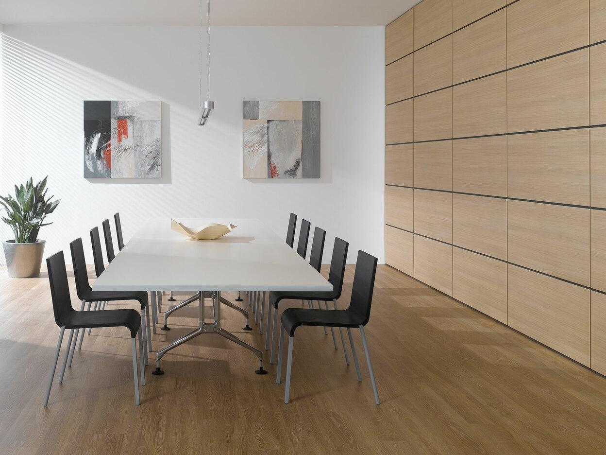 Impression eines Konferenzraumes im Hotel mit Einbauschrank aus Massivholz und weißem Konferenztisch