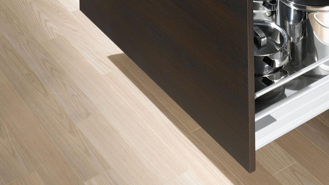 Detailaufnahme von Küchenschubladen Detailaufnahme von Küchenschubladen mit viel Stauraum in dunklem Holz