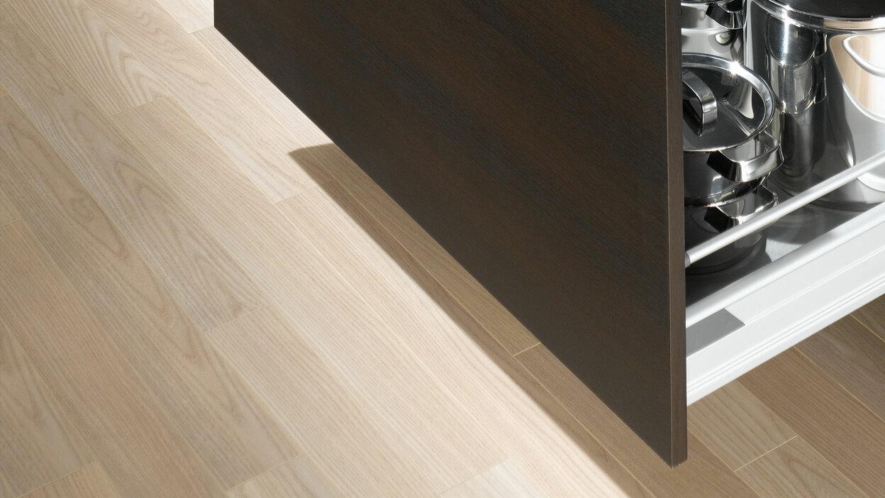 Detailaufnahme von Küchenschubladen Detailaufnahme von Küchenschubladen mit viel Stauraum in dunklem Holz