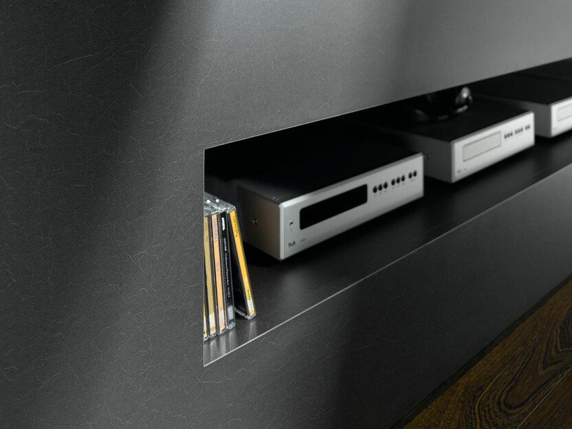 Detailaufnahme einer TV-Trennwand und innenliegendem Regal für Receiveraufbewahrung