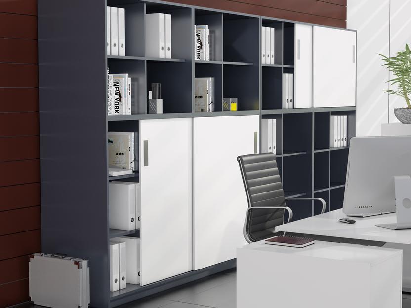Büroimpressionen mit Fokus auf dunkles offenes Regalsystem in Kombination mit weißen Schiebetüren