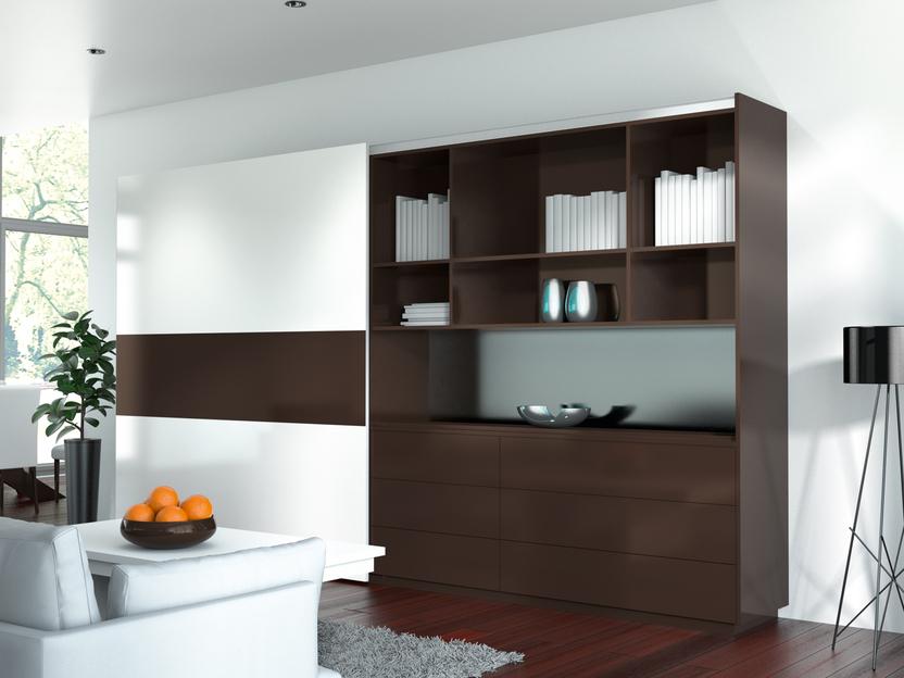 Impression einer weißen Schrankwand mit dunkler Vitrinenkombination