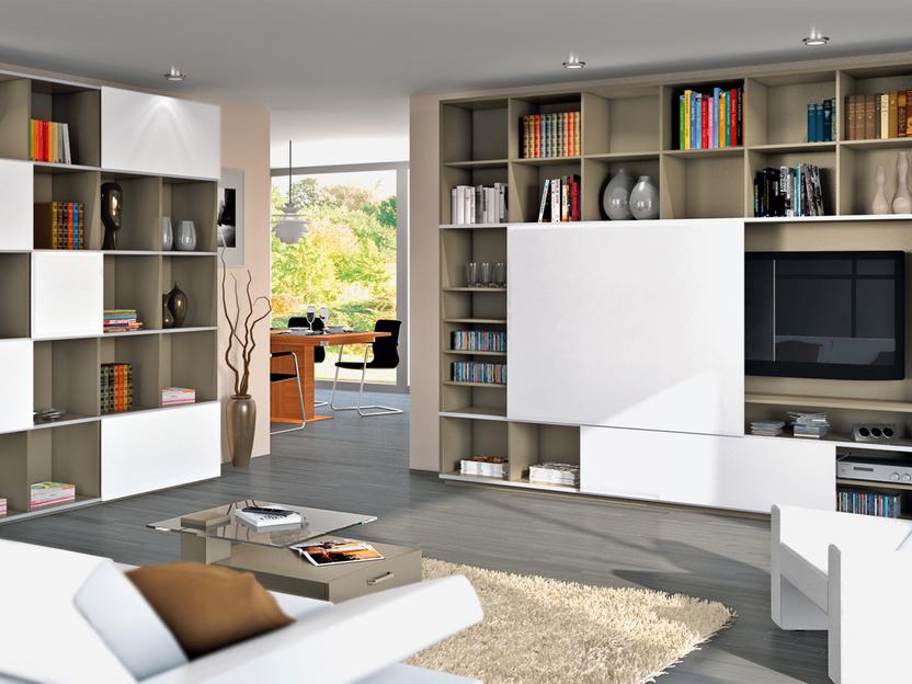 Wohnraumimpression mit Einbauregalen und flexiblen weißen Schiebtürelementen Wohnraumimpression mit Einbauregalen und mehreren weißen Schranktüren in Kombination mit weißem Sofa neu sortiert