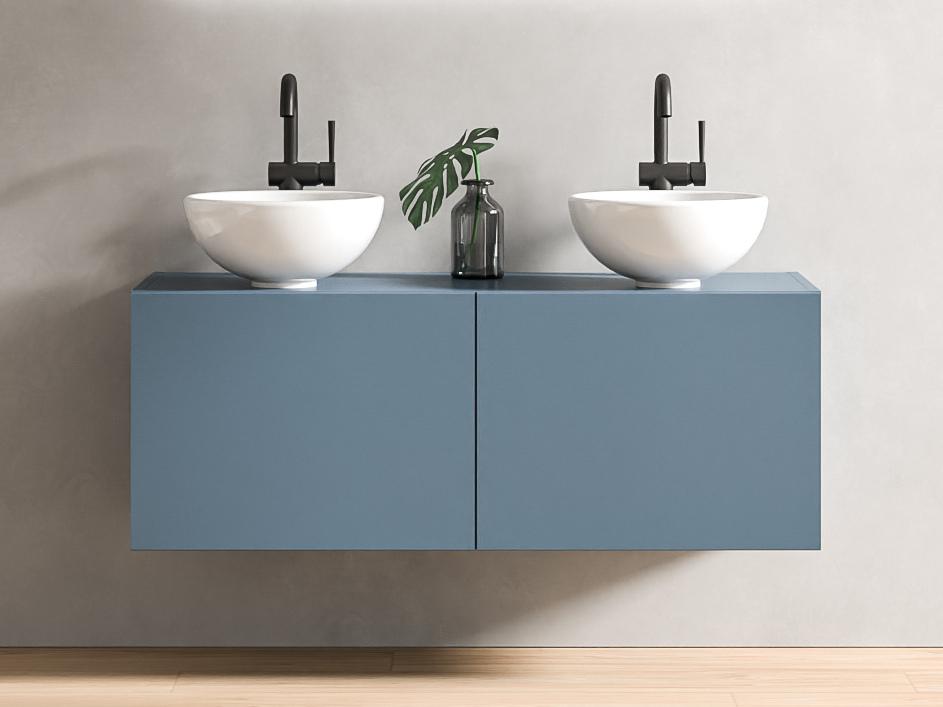 Modernes Bad nach Maß mit einem schwebenden Doppelwaschbecken in Blau, dazu passende minimalistische Spiegel und sanfte Beleuchtung.