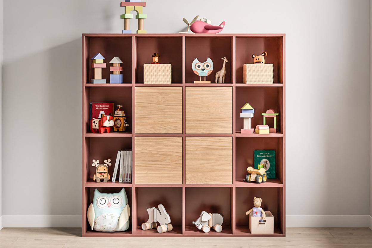 Ein Schrank nach Maß in Terrakottafarbe mit offenen und geschlossenen Fächern, befüllt mit Spielzeug und Büchern, bietet spielerische Ordnung im Kinderzimmer.