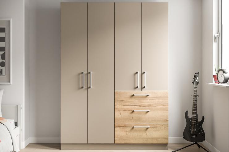 Ein hoher, zweifarbig gestalteter Schrank nach Maß mit glatten Türen und Holzschubladen bietet eine elegante Aufbewahrungslösung im Kinderzimmer.