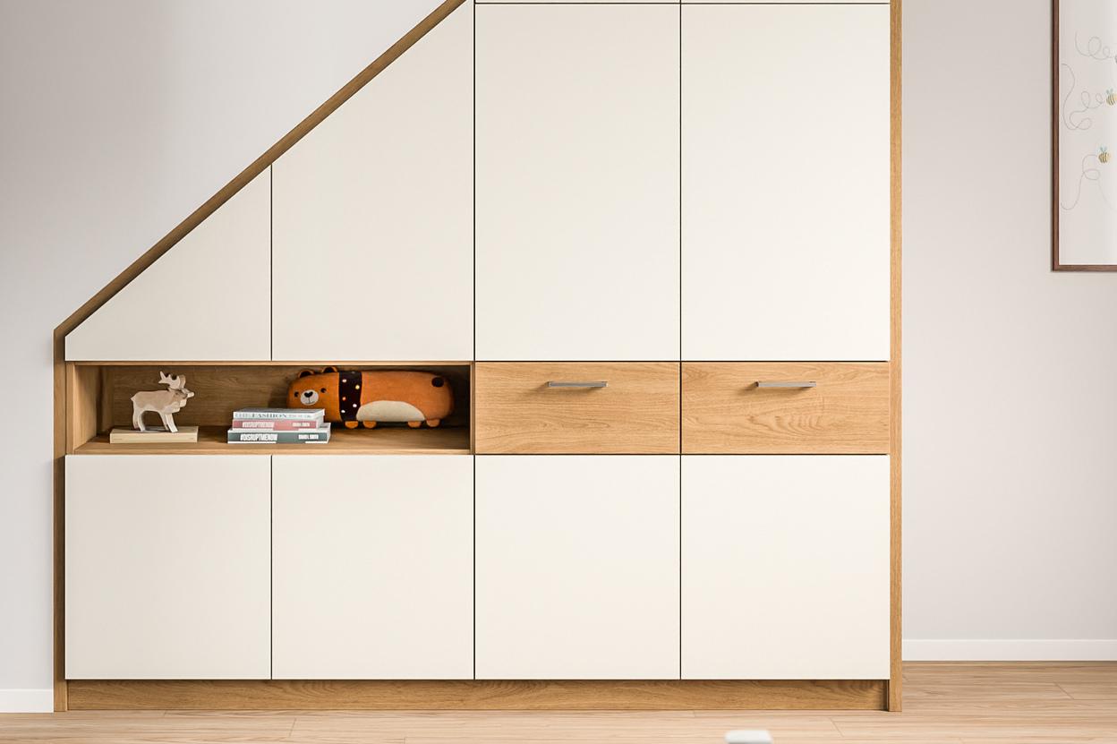 Ein individuell gestalteter Schrank nach Maß, perfekt eingepasst unter einer Treppe, mit einer Mischung aus geschlossenen Türen und offenen Fächern, im Kinderzimmer.