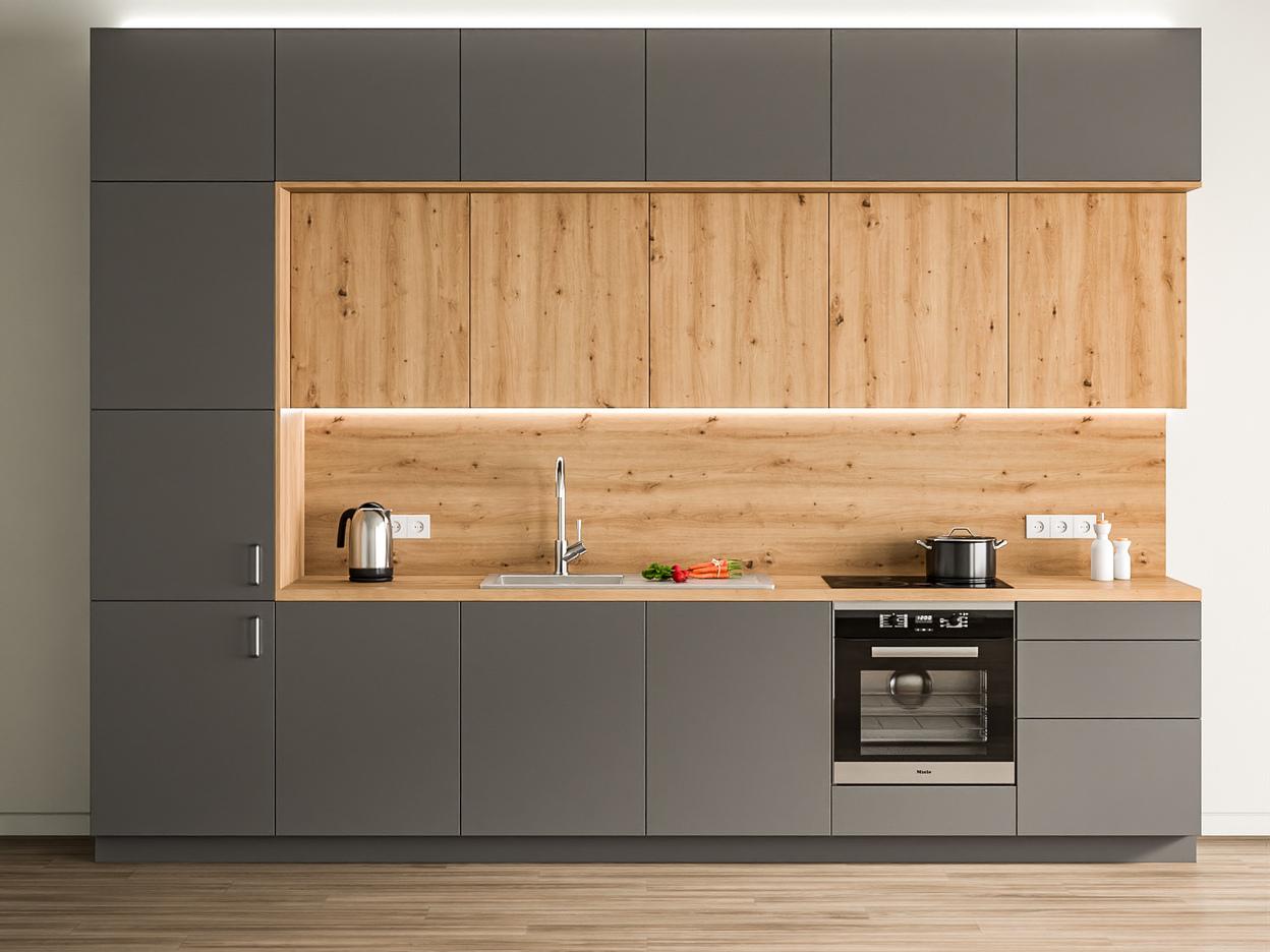 Elegante maßgeschneiderte Küche mit glatten anthrazitfarbenen Fronten und einer warmen Holzrückwand, die Natürlichkeit ausstrahlt.
